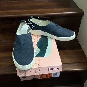 New Kenzie Salia Woman’s Navy shoes. Size 8.5